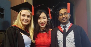Mẹ mất từ năm 10 tuổi, một mình sang xứ người: 11 năm sau, THÀNH QUẢ đạt được của cô gái Sài Gòn khiến ai nấy sửng sốt Mẹ mất từ năm 10 tuổi, một mình sang xứ người: 11 năm sau, THÀNH QUẢ đạt được của cô gái Sài Gòn khiến ai nấy sửng sốt
