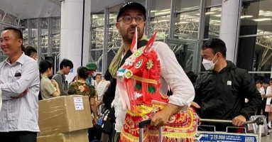 Câu chuyện đằng sau bức ảnh ông Tây mua ngựa vàng mã làm quà ở Hà Nội Câu chuyện đằng sau bức ảnh ông Tây mua ngựa vàng mã làm quà ở Hà Nội