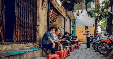 Xuất hiện 10 năm, vì sao chuỗi cafe Mỹ vẫn không thể 'đánh bại' các quán vỉa hè của Việt Nam?