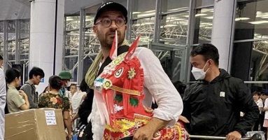Khách Tây bất ngờ nhận món quà ngựa giấy từ người Việt Khách Tây bất ngờ nhận món quà ngựa giấy từ người Việt