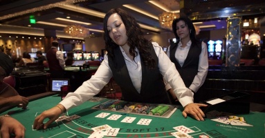 Người Việt làm nghề chia bài ở casino, được tip nhiều hơn làm nail Người Việt làm nghề chia bài ở casino, được tip nhiều hơn làm nail