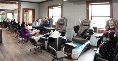 Nghề nail đem lại thu nhập nhưng nuôi dưỡng ‘văn hóa tiểu nông‘