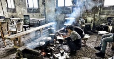 Mơ ước chờ ngày được trở về quê hương trong vô vọng của những người Việt “không quần áo“ nơi xứ người
