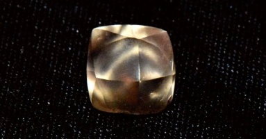 Bé gái Mỹ phát hiện kim cương 2,95 carat trong công viên Bé gái Mỹ phát hiện kim cương 2,95 carat trong công viên
