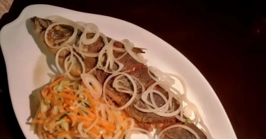Khách Việt 'sốc' khi ăn đĩa cá rán 400.000 đồng ở nước nghèo nhất thế giới Khách Việt 'sốc' khi ăn đĩa cá rán 400.000 đồng ở nước nghèo nhất thế giới