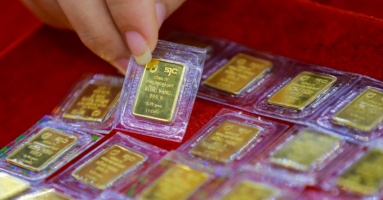 Giá vàng và USD đồng loạt tăng mạnh