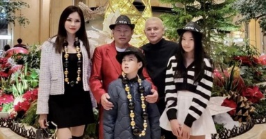 Con dâu tỷ phú Hoàng Kiều khoe ảnh đón năm mới, bố chồng U80 gây chú ý vì điều này