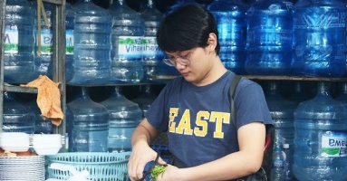 Bà chủ quán bún vỡ nợ, con trai ra bán thay 'bao ngon, bao no': Làm nhiêu cũng dành trả nợ phụ mẹ
