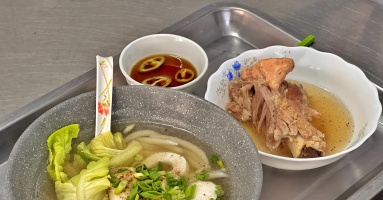 ‘Hủ tiếu nhà giàu' nửa thế kỷ ở TP.HCM, tô rẻ nhất 100.000 đồng: Khách mê vì độc lạ