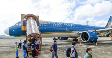 Kinh tế khó khăn, về quê ăn Tết hết dám nhìn vé máy bay