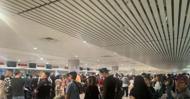 Có autogate, người dân vẫn phải xếp hàng dài chờ nhập cảnh sân bay Tân Sơn Nhất Có autogate, người dân vẫn phải xếp hàng dài chờ nhập cảnh sân bay Tân Sơn Nhất