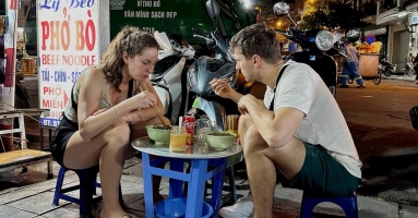 Quán phở mâm vỉa hè độc nhất phố cổ được tỷ phú Mỹ 'tấm tắc khen ngon' Quán phở mâm vỉa hè độc nhất phố cổ được tỷ phú Mỹ 'tấm tắc khen ngon'