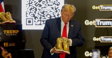 Sau khi bị phạt nặng, ông Trump ra mắt giày 'Không bao giờ đầu hàng' Sau khi bị phạt nặng, ông Trump ra mắt giày 'Không bao giờ đầu hàng'