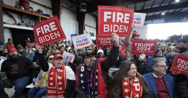 Hai bức tranh vận động trái ngược của ông Trump và ông Biden