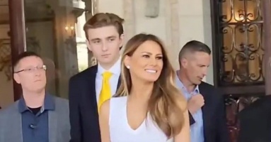 Cậu út nhà Trump gây chú ý khi cùng mẹ dự sự kiện Cậu út nhà Trump gây chú ý khi cùng mẹ dự sự kiện