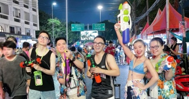 Khách Việt đổ xô đi nước ngoài