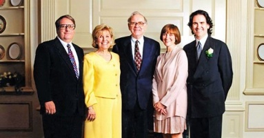 Nguy cơ nội chiến gia tộc Warren Buffett: Nguồn cơn từ khối tài sản 130 tỷ USD bị người cha cho đi làm từ thiện có thể khiến 3 con xích mích Nguy cơ nội chiến gia tộc Warren Buffett: Nguồn cơn từ khối tài sản 130 tỷ USD bị người cha cho đi làm từ thiện có thể khiến 3 con xích mích