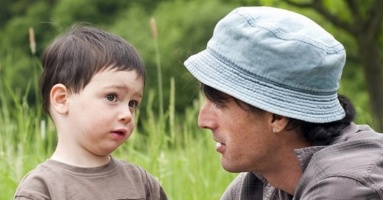 Con hỏi: 'Bạn đánh con, con đánh lại được không?' - Cách người cha trả lời vừa dạy dỗ con trai, vừa tinh tế đáng học hỏi Con hỏi: 'Bạn đánh con, con đánh lại được không?' - Cách người cha trả lời vừa dạy dỗ con trai, vừa tinh tế đáng học hỏi