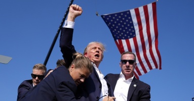 Ông Trump được ca ngợi 'bất khả chiến bại' sau vụ ám sát hụt Ông Trump được ca ngợi 'bất khả chiến bại' sau vụ ám sát hụt