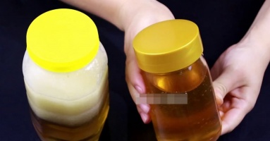Lật ngược lọ mật ong sẽ biết ngay mật ong là thật hay giả. Đừng mua lại sau khi đọc nhé! Lật ngược lọ mật ong sẽ biết ngay mật ong là thật hay giả. Đừng mua lại sau khi đọc nhé!