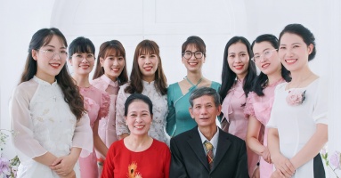 Người đàn ông Hà Nội là con trưởng, sinh 8 con gái: Tôi sướng hơn khối người Người đàn ông Hà Nội là con trưởng, sinh 8 con gái: Tôi sướng hơn khối người