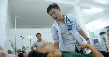 Bác sĩ bỏ giàu sang về quê khám bệnh, cứ như cổ tích Bác sĩ bỏ giàu sang về quê khám bệnh, cứ như cổ tích