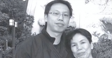 Món quà bất ngờ dành cho người mẹ nuôi đứa trẻ mồ côi Món quà bất ngờ dành cho người mẹ nuôi đứa trẻ mồ côi
