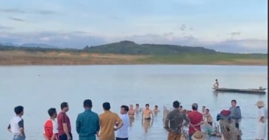 Người phụ nữ mang bầu lao xuống dòng nước cứu con và cháu chới với, cả 3 không qua khỏi Người phụ nữ mang bầu lao xuống dòng nước cứu con và cháu chới với, cả 3 không qua khỏi