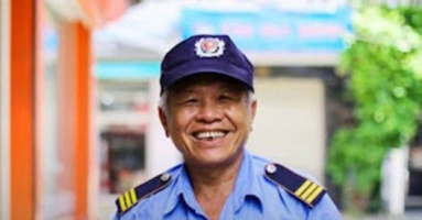 U60 đi họp lớp sau 30 năm, bạn học cũ mỉa mai vì làm bảo vệ: Tôi gọi con trai đến đón khiến tất cả nín lặng, cúi đầu U60 đi họp lớp sau 30 năm, bạn học cũ mỉa mai vì làm bảo vệ: Tôi gọi con trai đến đón khiến tất cả nín lặng, cúi đầu