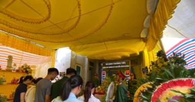 Quặn lòng những đám tang vì bão số 3: Nỗi đau chồng chất nỗi đau, khóc nghẹn cảnh 'người đầu bạc tiễn kẻ đầu xanh'... Quặn lòng những đám tang vì bão số 3: Nỗi đau chồng chất nỗi đau, khóc nghẹn cảnh 'người đầu bạc tiễn kẻ đầu xanh'...