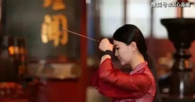 Thắp hương xong cứ nhẩm khấn câu này, Tổ Tiên ưng lòng, thần Tài nghe thấu Thắp hương xong cứ nhẩm khấn câu này, Tổ Tiên ưng lòng, thần Tài nghe thấu