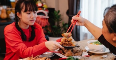 Thầy tướng nói: 'Tướng ăn quan trọng hơn tướng mặt, từ cách ăn nhìn rõ bản chất của một con người' Thầy tướng nói: 'Tướng ăn quan trọng hơn tướng mặt, từ cách ăn nhìn rõ bản chất của một con người'
