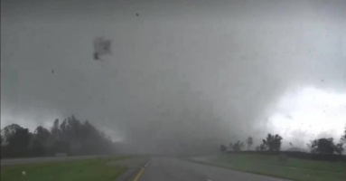 Khoảnh khắc vòi rồng do bão Milton quét qua cao tốc Florida Khoảnh khắc vòi rồng do bão Milton quét qua cao tốc Florida