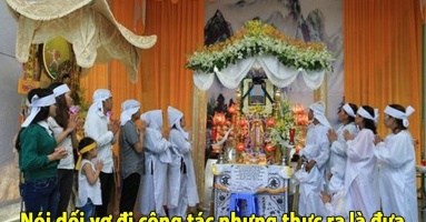 Nói dối vợ đi công tác nhưng thực ra là đưa bồ đi du lịch, đêm đó đang ‘tập thể dục’ hừng hực thì vợ cứ gọi nheo nhéo hàng chục cuộc, bực quá tôi mới bắt máy để nghe cho xong chuyện thì tái mặt khi em báo ‘mẹ mất rồi anh ạ’. Nói dối vợ đi công tác nhưng thực ra là đưa bồ đi du lịch, đêm đó đang ‘tập thể dục’ hừng hực thì vợ cứ gọi nheo nhéo hàng chục cuộc, bực quá tôi mới bắt máy để nghe cho xong chuyện thì tái mặt khi em báo ‘mẹ mất rồi anh ạ’.