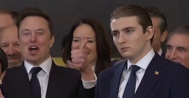Biểu cảm trái ngược giữa Barron Trump và Elon Musk gây chú ý