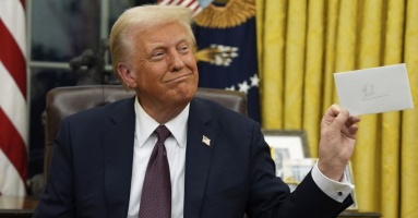 Giây phút ông Trump tìm thấy thư ông Biden để lại trong hộc bàn Giây phút ông Trump tìm thấy thư ông Biden để lại trong hộc bàn