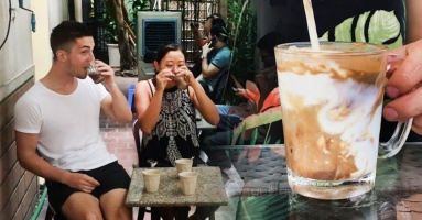 Khách Tây hối hận ngay sau khi uống một hơi hết ly cà phê Việt Khách Tây hối hận ngay sau khi uống một hơi hết ly cà phê Việt
