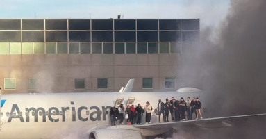 Máy bay Mỹ chở 178 người bốc cháy trên đường băng Máy bay Mỹ chở 178 người bốc cháy trên đường băng
