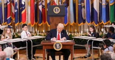 Ông Trump biến Nhà Trắng thành lớp học khi ký sắc lệnh giải thể Bộ Giáo dục Ông Trump biến Nhà Trắng thành lớp học khi ký sắc lệnh giải thể Bộ Giáo dục