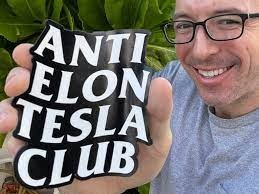 47 tuổi kiếm hơn 2,5 tỷ đồng/tháng nhờ người mua… ghét Elon Musk, phát ngôn càng sốc doanh số càng tăng vùn vụt