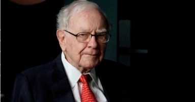 Warren Buffett: 10 điều người nghèo thường lãng phí