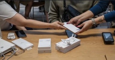 Người Mỹ đổ xô mua iPhone vì sợ tăng giá do thuế mới