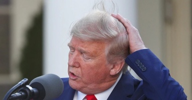 Tổng thống Trump ký sắc lệnh cải cách vòi hoa sen vì mái tóc đẹp?