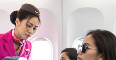 Cậu Bé Ra Dấu Tay Kỳ Lạ Trên Máy Bay – Khi Tiếp Viên Hiểu Ra, Phi Công Phải Hạ Cánh Khẩn Cấp!