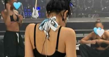Jennie lại 'gây bão' vì khoảnh khắc gợi cảm trước thềm biểu diễn tại Coachella 2025