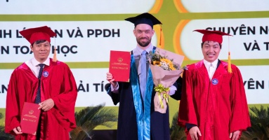 Chàng trai người Mỹ chọn học và tốt nghiệp thạc sĩ Toán tại Việt Nam Chàng trai người Mỹ chọn học và tốt nghiệp thạc sĩ Toán tại Việt Nam