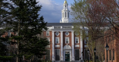 Harvard - đại học già hơn nước Mỹ, giàu hơn nhiều quốc gia Harvard - đại học già hơn nước Mỹ, giàu hơn nhiều quốc gia