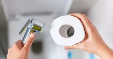 Nên dùng vòi xịt hay giấy vệ sinh?