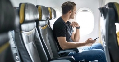 Luật ngầm về đặt tay khi ngồi máy bay Luật ngầm về đặt tay khi ngồi máy bay