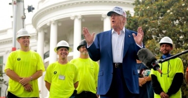 Ông Trump đùa về người nhập cư trong lễ dựng cờ ở Nhà Trắng Ông Trump đùa về người nhập cư trong lễ dựng cờ ở Nhà Trắng
